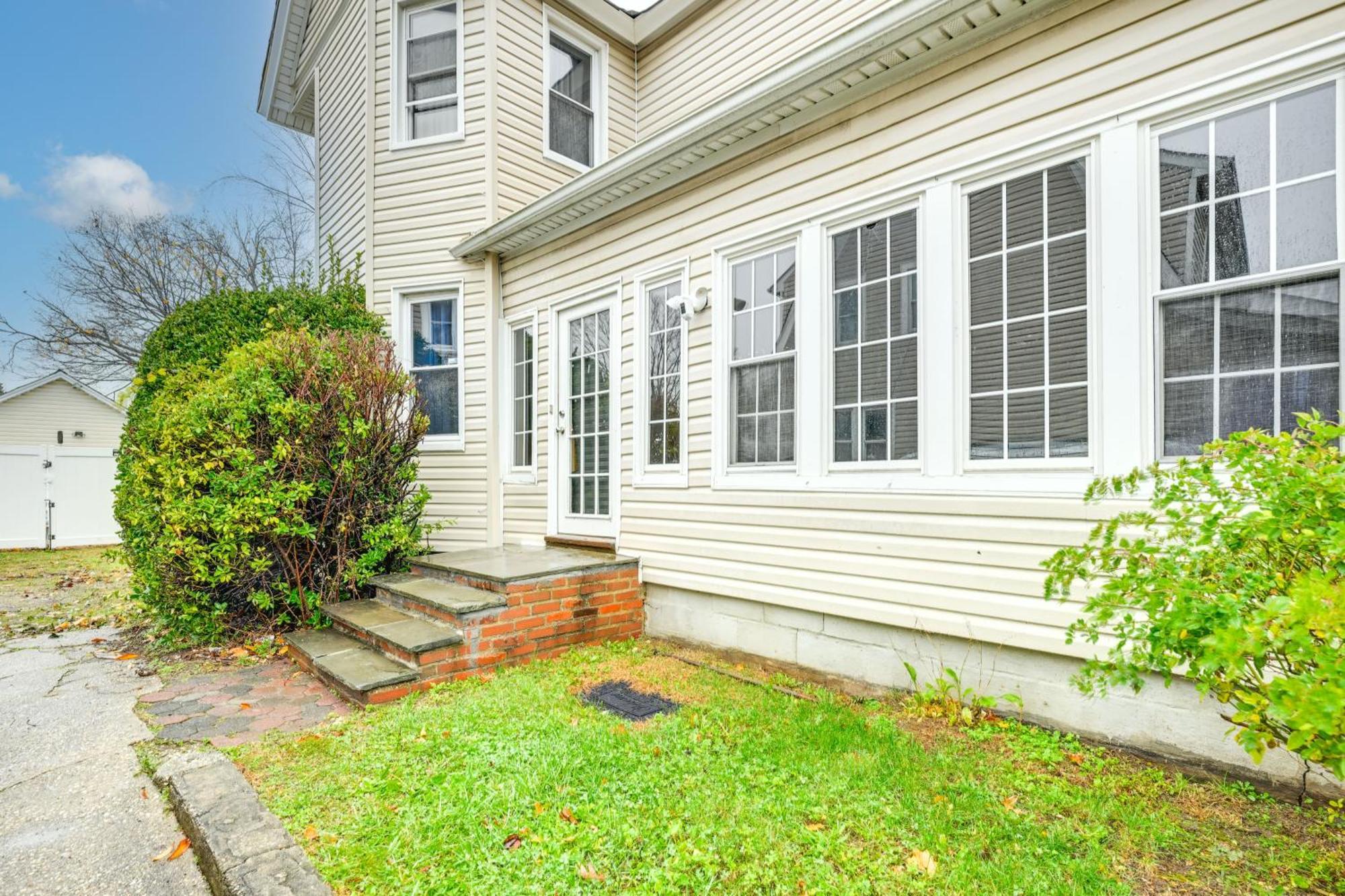 Holiday home Charming Long Island With Fenced Yard!