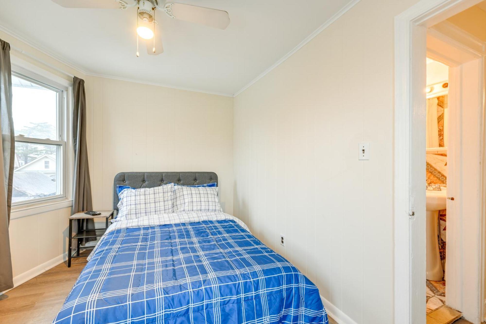 Holiday home Charming Long Island With Fenced Yard! Freeport