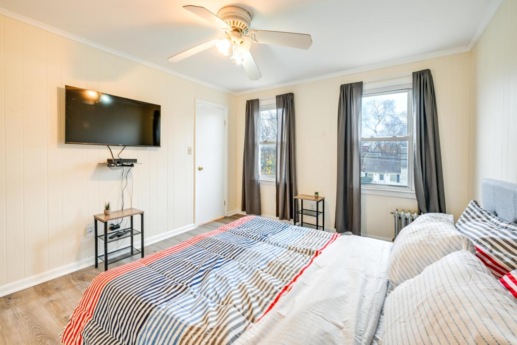 Charming Long Island With Fenced Yard! *