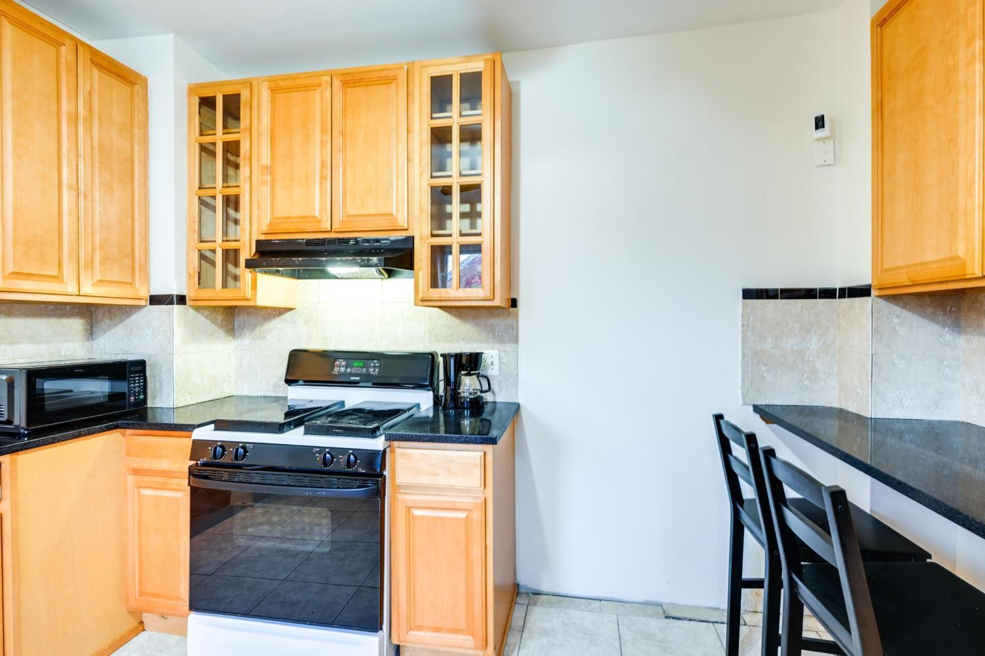Charming Long Island With Fenced Yard! Freeport