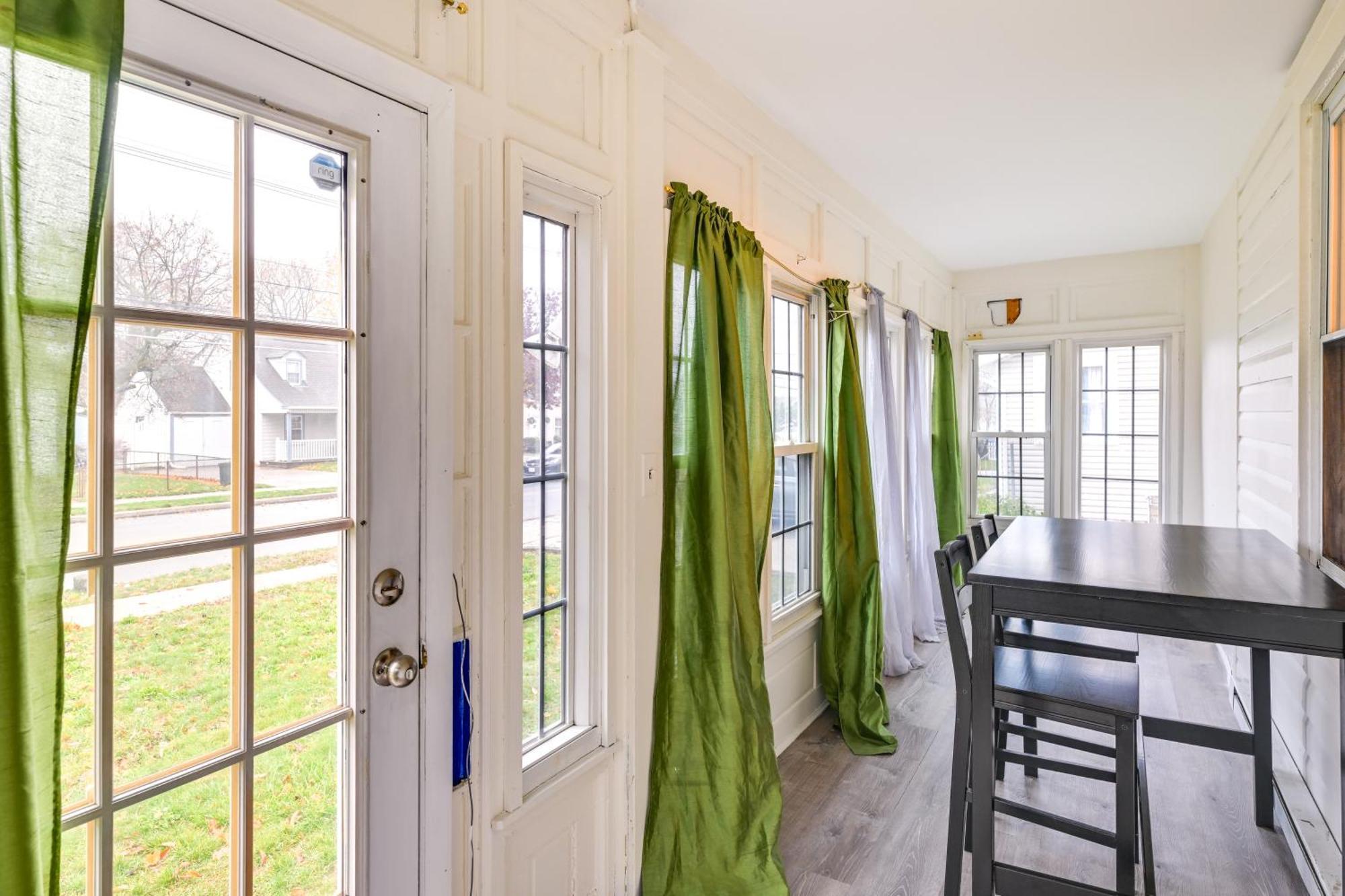 Holiday home Charming Long Island With Fenced Yard!
