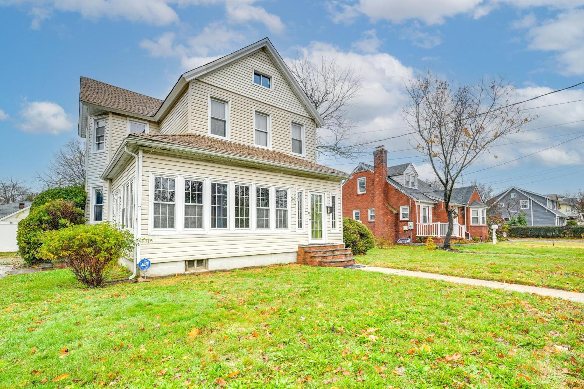 Holiday home Charming Long Island With Fenced Yard!